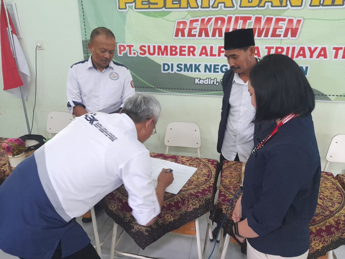PENANDATANGAN MOU PT. ALFARIA TRIJAYA, Tbk Dengan SMK NEGERI 1 Semen