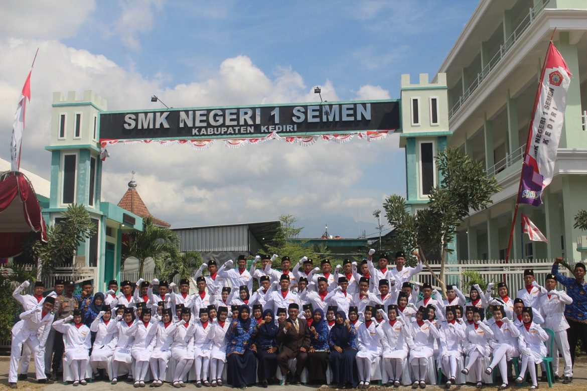 DOKUMENTASI PENGIBARAN BENDERA MERAH PUTIH