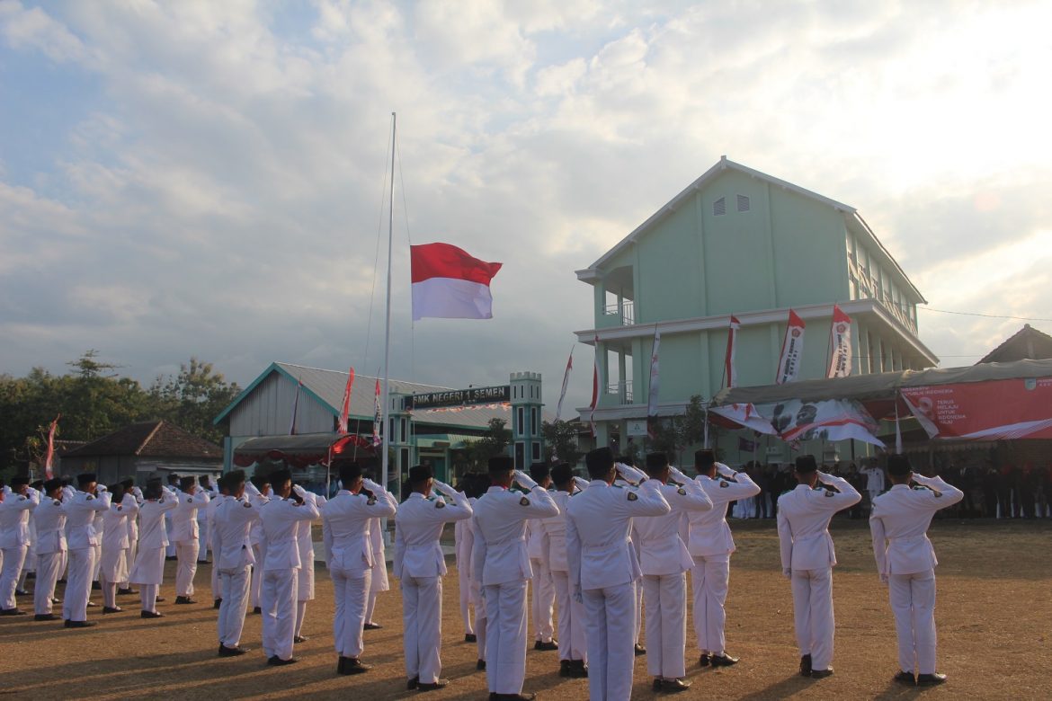 DOKUMENTASI UPACARA 17 AGUSTUS PENURUNAN BENDERA MERAH PUTIH