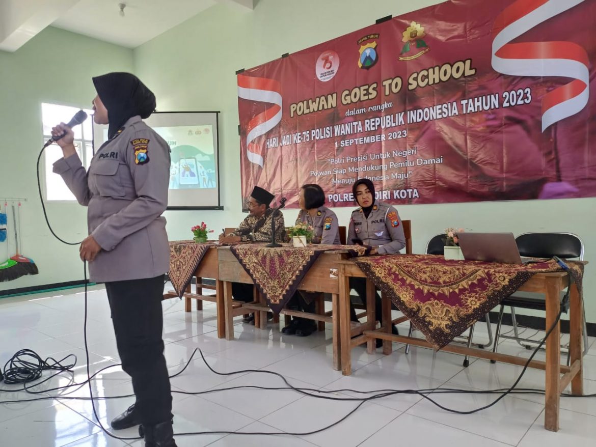 Polwan Goes To School SMKN 1 Semen