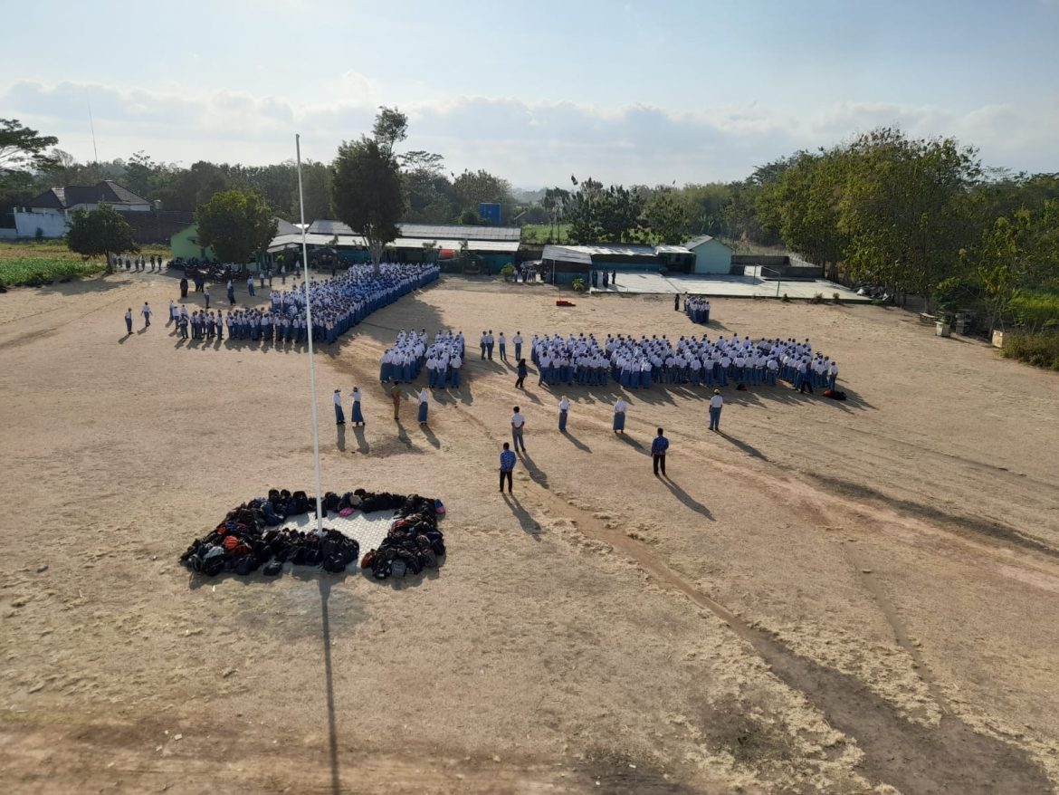 Upacara Peringatan HUT PMI ke 78 di SMK Negeri 1 Semen