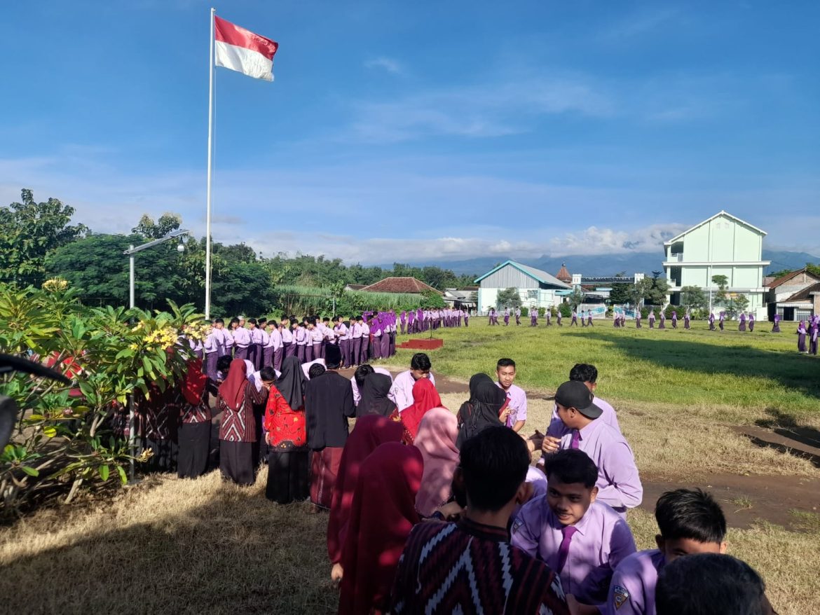 Halal Bihalal pada Hari Pertama Sekolah