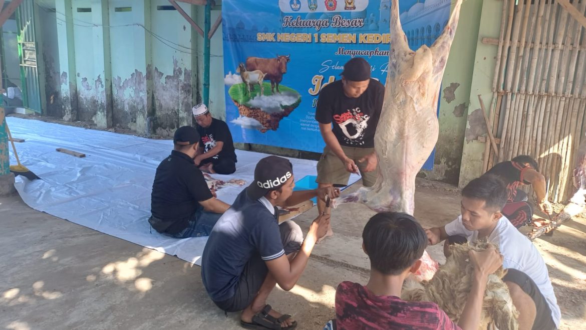 SMKN 1 Semen BELAJAR BERKURBAN UNTUK MEMPERINGATI HARI RAYA IDUL KURBAN