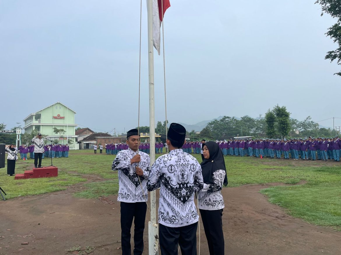 Upacara Peringatan Hari Guru Nasional di SMKN 1 Semen