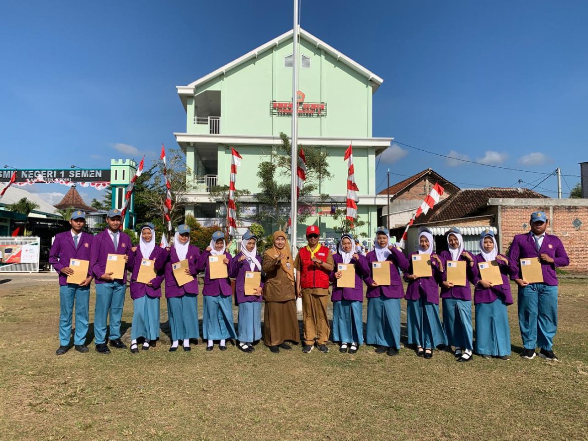 “Penyerahan sertifikat dari Dirjen Vokasi Kemendikdasmen Program Sertifikasi Bahasa Inggris TOEIC by ETS (Educational Testing Service) America”