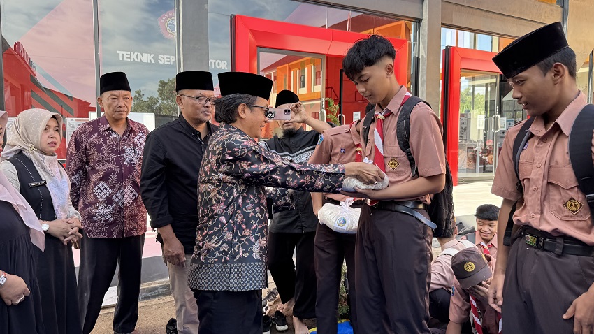Pembagian Zakat Fitrah di SMKN 1 Semen