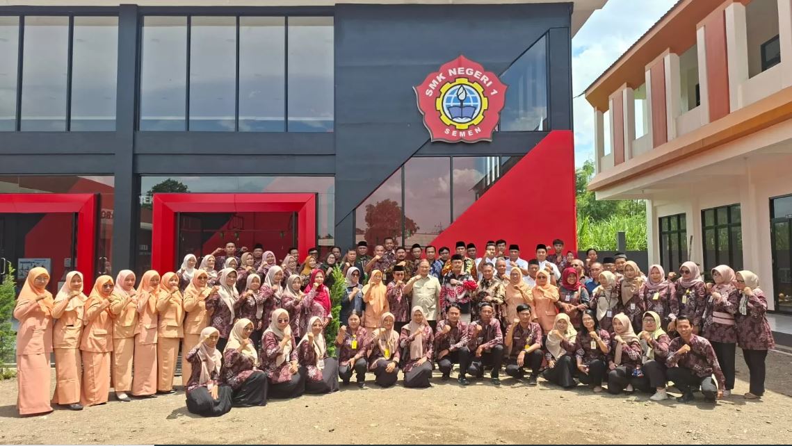 Kunjungi SMKN 1 Semen Kediri, Kadisdik Jawa Timur Aries Agung Paewai Meninjau Hasil Revitalisasi dan Cek Inovasi Budidaya Cabai Jawa